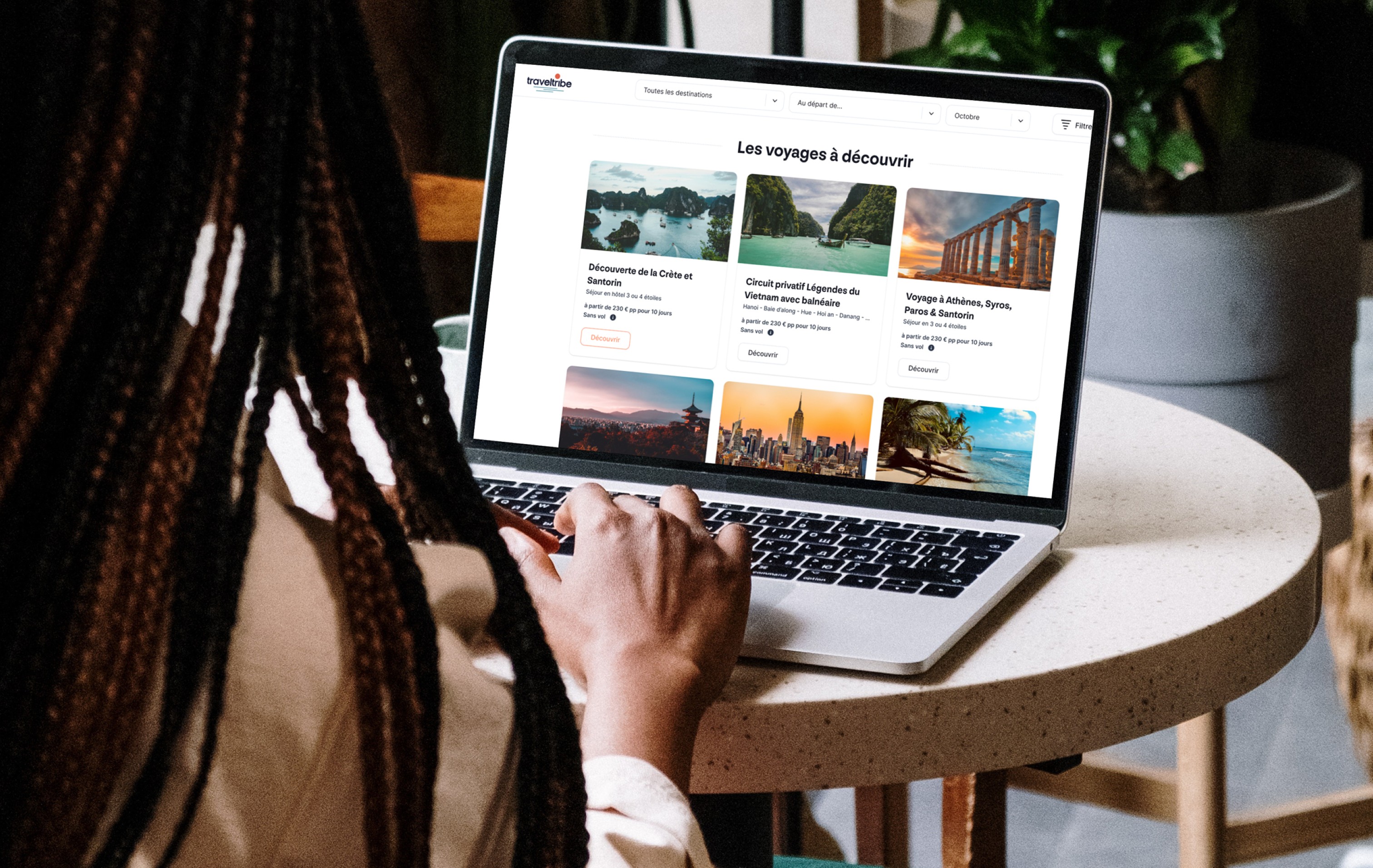 Ordinateur portable affichant une plateforme de réservation de voyages