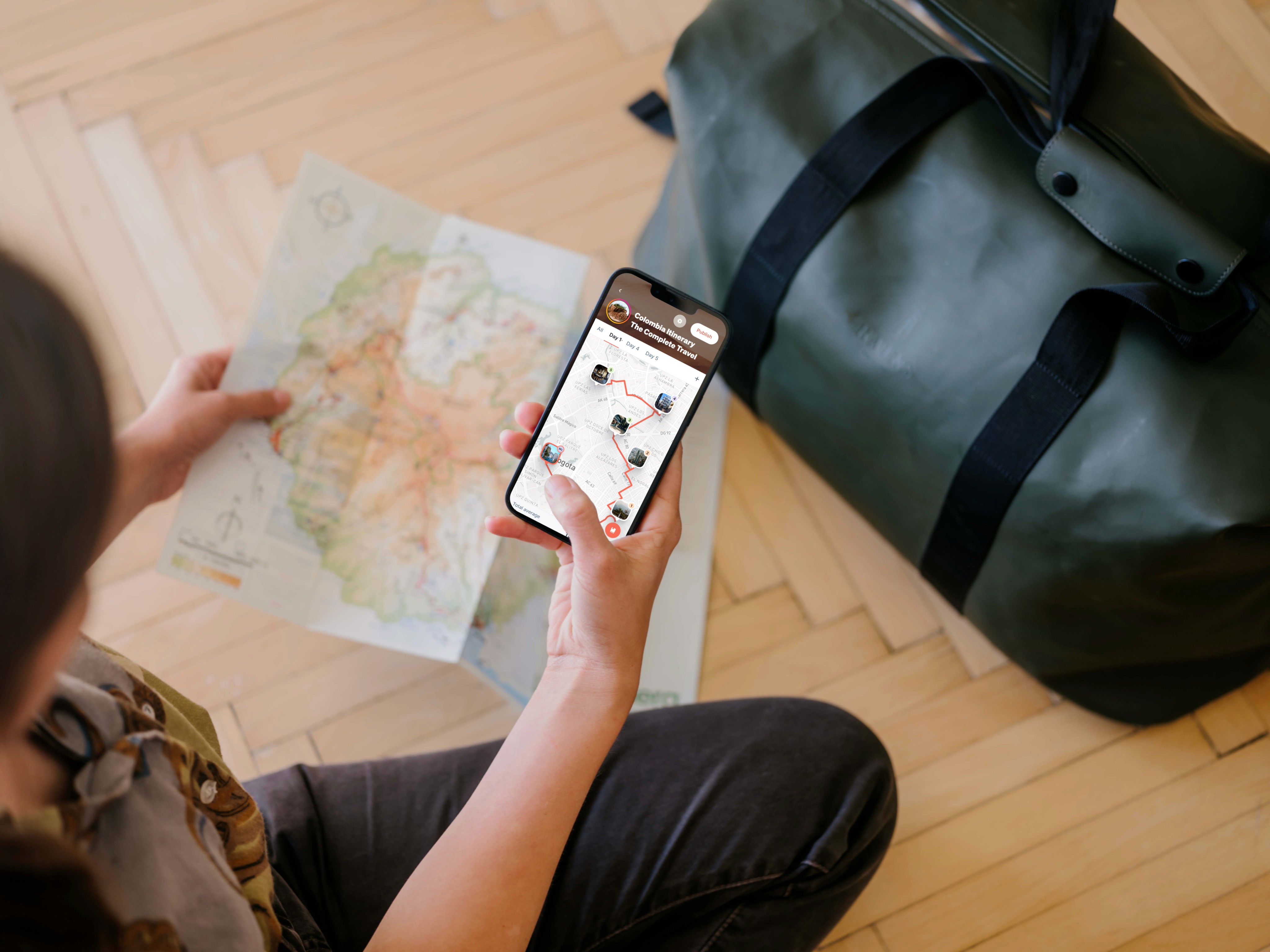 Voyageur consultant une carte, l'application TravelTribe affichée sur son téléphone