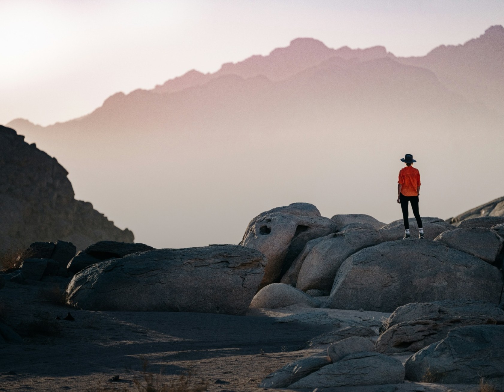 Randonneur au sommet d'une montagne face au paysage